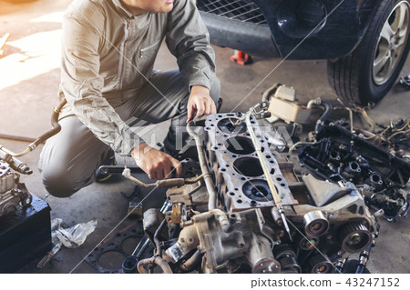 The car repairer checking the car for maintenance 43247152