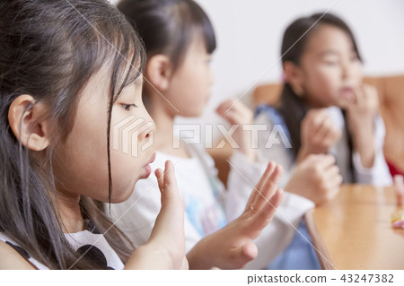 女孩和朋友一起玩 43247382