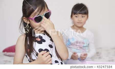 Girl playing with friends Beauty 43247384