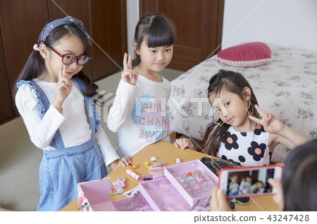 女孩和朋友一起玩 43247428