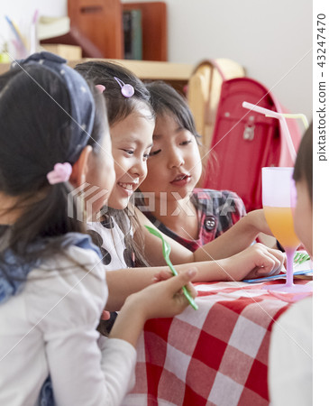 Girls to play with friends 43247470