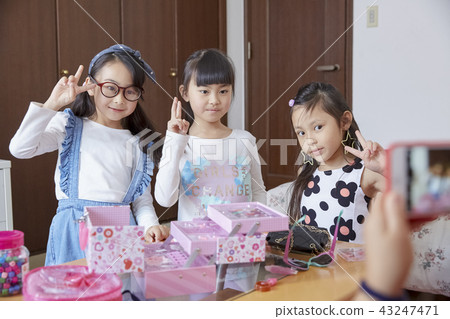 Girl playing with friends Beauty Girl playing with friends Beauty 43247471