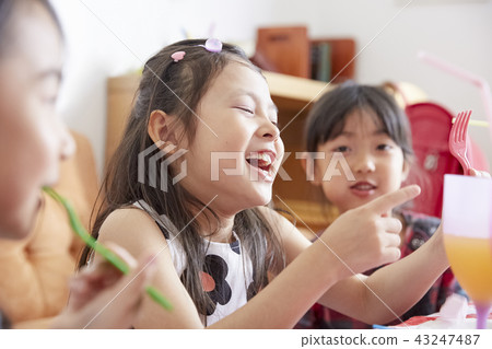 Girls to play with friends 43247487