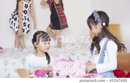 女孩和朋友一起玩 43247488