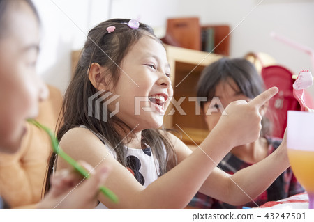 Girls to play with friends Girls to play with friends 43247501