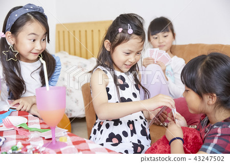 Girls to play with friends Girls to play with friends 43247502