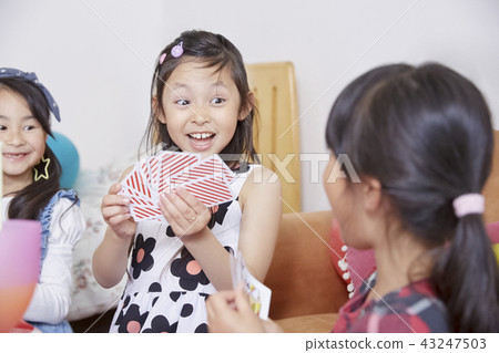 女孩和朋友一起玩 43247503