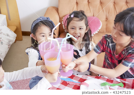 Girls to play with friends 43247523