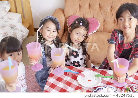 Girls to play with friends 43247533