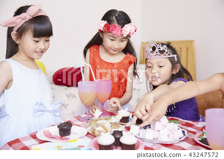 Girls dress playing with friends 43247572