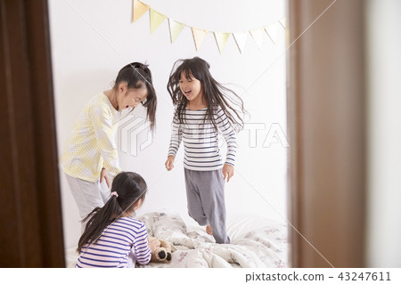A girl staying with a friend staying 43247611