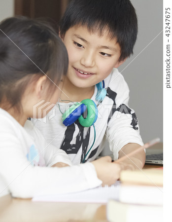 女孩和男孩去學習 43247675