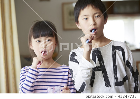 兒童刷牙 43247735