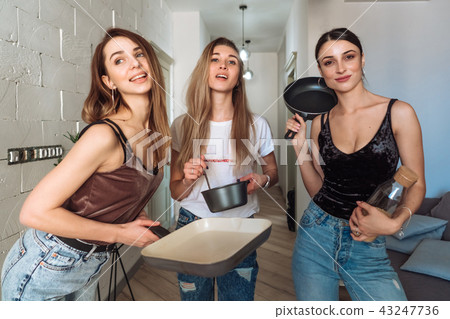 friends have fun together 43247736