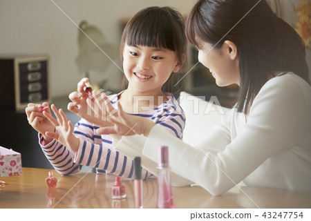 父母和孩子做化妝 43247754