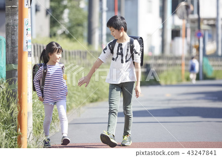 孩子們去上學 43247841