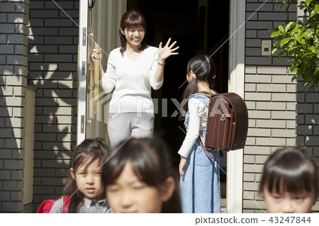 孩子們去上學 43247844