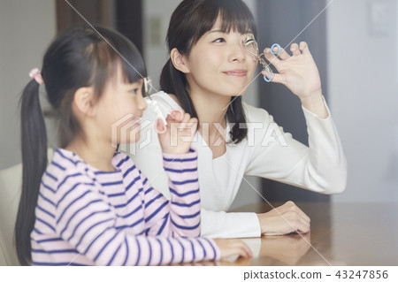 Parent and child making makeup 43247856