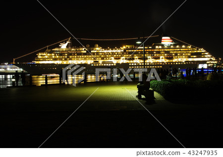Luxury cruise ship at Osan Bridge at night Luxury cruise ship at Osan Bridge at night 43247935