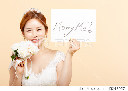 Female Bridal Image Color Back 43248057
