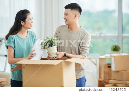 Packing couple 43248725