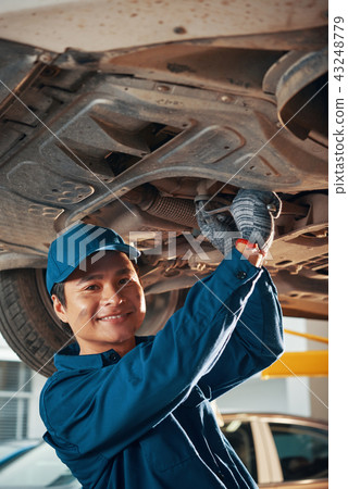 Cheerful car mechanic 43248779