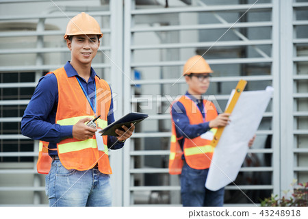 Supervisor at construction site 43248918