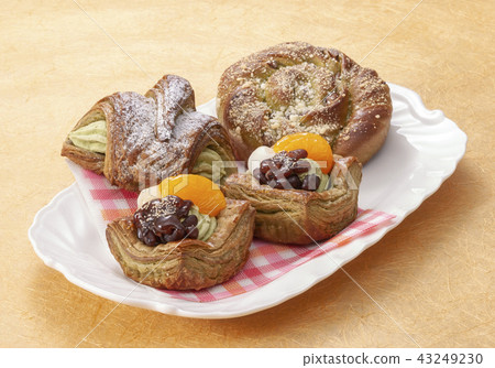 Assorted sweets 43249230