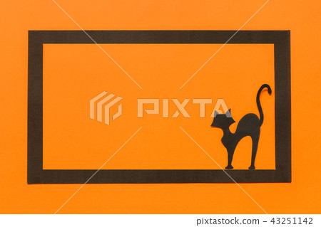 Halloween background. Black paper cat in black frame on orange background 43251142