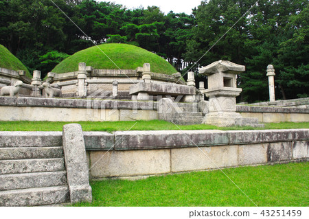Tombs of King Kongmin, North Korea Tombs of King Kongmin, North Korea 43251459