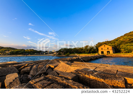 The dusk of the torpedo test site ruins [Nagasaki prefecture Higashisonogi Korigunadamachi] 43252224