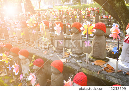 Jizo-Statues at a cemetery of Zojoji Temple. 43252899