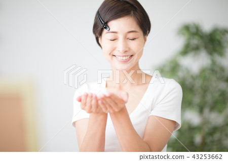Washing face / lady Washing face / lady 43253662