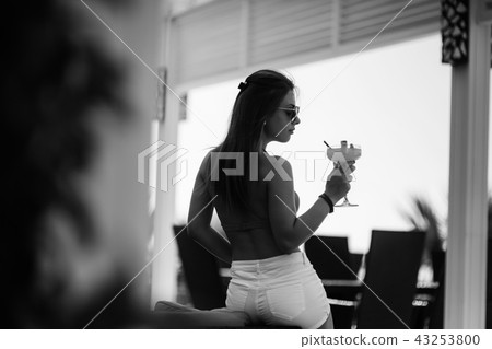 Silhouette of lady with cocktail. summer time 43253800