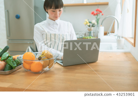 Housewife, housewife, pc 43253901