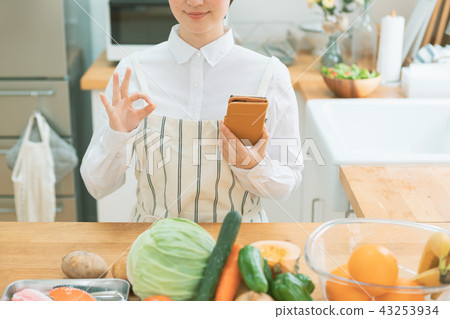 Housewife, housewife, smartphone 43253934