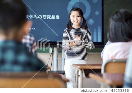 Elementary school student who presents free study Elementary school student who presents free study 43255816