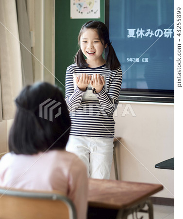 Elementary school student who presents free study Elementary school student who presents free study 43255899