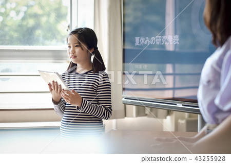 Elementary school student who presents free study Elementary school student who presents free study 43255928