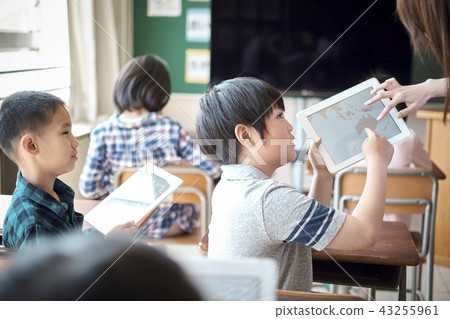 Elementary school IT education class scenery 43255961