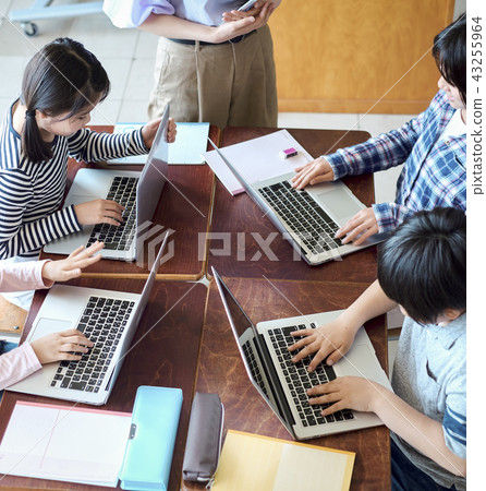 Elementary school IT education class scenery 43255964