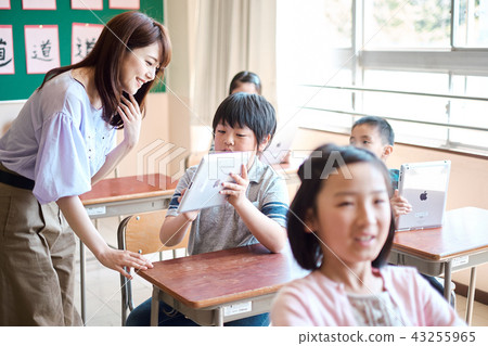 Elementary school IT education class scenery Elementary school IT education class scenery 43255965