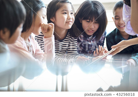 Elementary school IT education class scenery 43256018