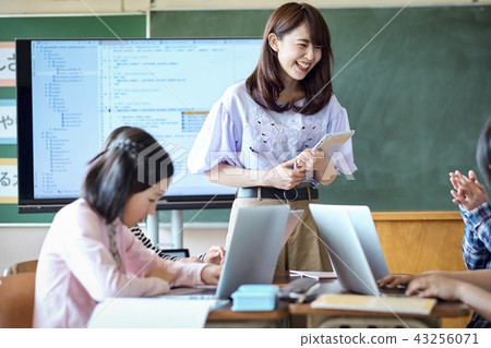 Elementary school IT education class scenery 43256071