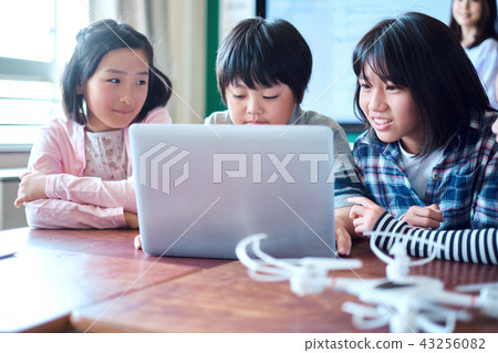 Elementary school IT education class scenery Elementary school IT education class scenery 43256082