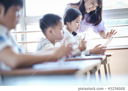 Elementary school IT education class scenery Elementary school IT education class scenery 43256088