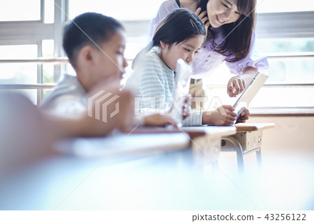 Elementary school IT education class scenery 43256122
