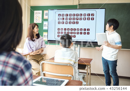 Elementary school IT education class scenery 43256144