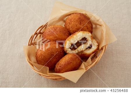 Curry bread filled with basket 43256488