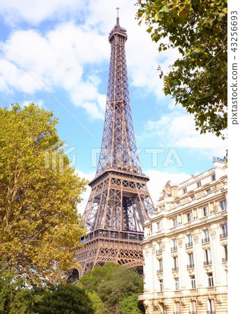 Blue sky, Eiffel Tower and apartment in Paris Blue sky, Eiffel Tower and apartment in Paris 43256693